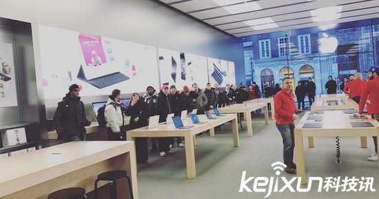 蘋(píng)果AirPods線下鋪貨 果粉排隊(duì)購(gòu)買(mǎi)很快售罄