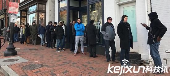 蘋(píng)果AirPods線下鋪貨 果粉排隊(duì)購(gòu)買(mǎi)很快售罄