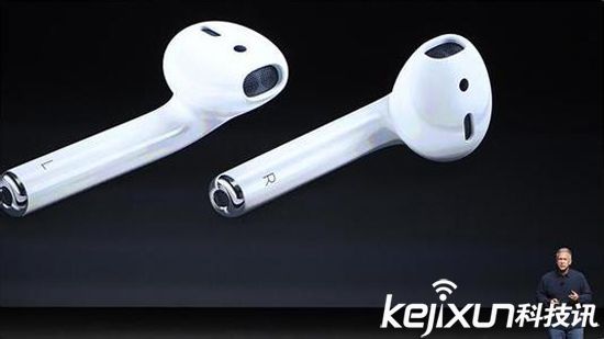 蘋(píng)果AirPods線下鋪貨 果粉排隊(duì)購(gòu)買(mǎi)很快售罄