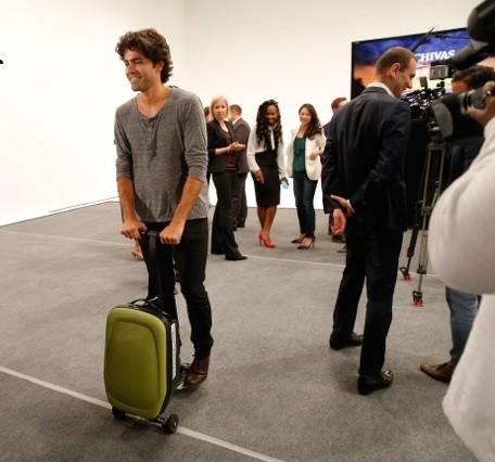 這不就是大媽買菜的神器?只不過帶個(gè)電動滑板車