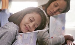 經(jīng)濟艙神器 一塊紙板就能讓你睡得更舒服