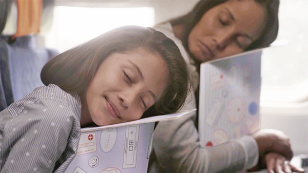 經(jīng)濟艙神器 一塊紙板就能讓你睡得更舒服