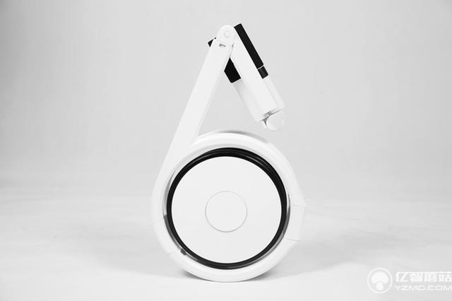 如何優雅地變成焦點?從背里掏出一輛電動車就行