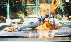 大疆Mavic Pro無人機(jī)有多“剛”?棒擊+撞墻+燒烤+水槍