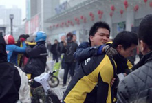 美團武漢街頭大戰餓了么 一人被送醫