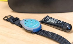 vr眼鏡看久了會頭暈怎么辦?這款手環能緩解動暈癥狀