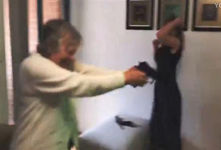 80歲老奶奶玩PS VR 掏出真槍射擊屏幕!