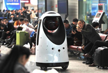 全國首款警察機器人 在鄭州高鐵站正式執行巡邏任務