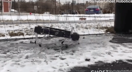 全地形機器人冰上尬舞 險些“失足”