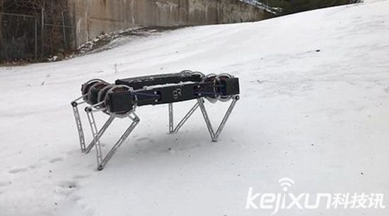 全地形機器人冰上尬舞 險些“失足”