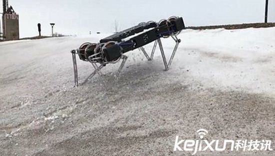 全地形機器人冰上尬舞 險些“失足”