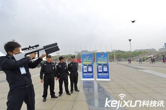 武漢警方配備無人機(jī)反制槍  發(fā)射電磁波對(duì)抗黑飛