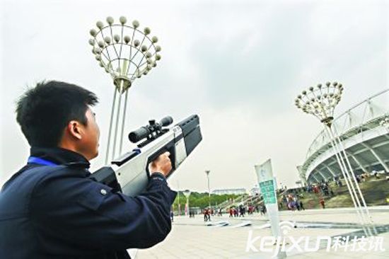 武漢警方配備無人機(jī)反制槍  發(fā)射電磁波對(duì)抗黑飛