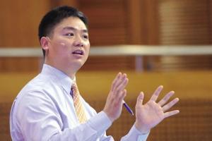 劉強(qiáng)東：京東小哥將穿西裝開著小車 員工子女免費(fèi)上學(xué)