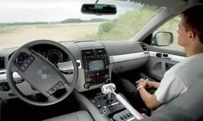 巨頭爭相布局自動駕駛 技術與立法短板待補