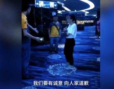 快遞員搞錯(cuò)快件下跪道歉 網(wǎng)友：道歉有用的話還要警察干嘛