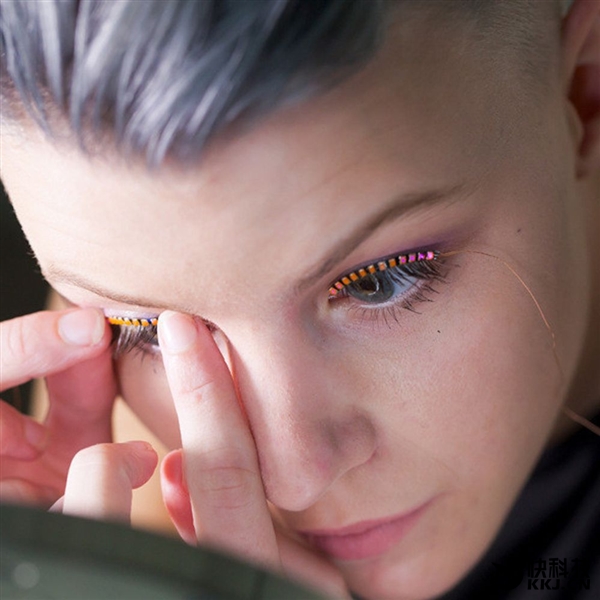 專家稱讓你電力十足的LED假睫毛可能導(dǎo)致失明！