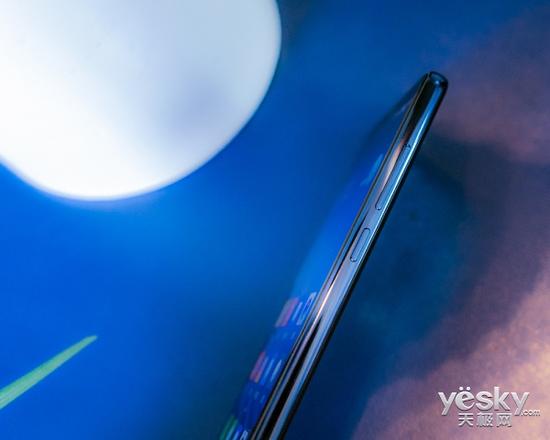 右側(cè)實體按鍵