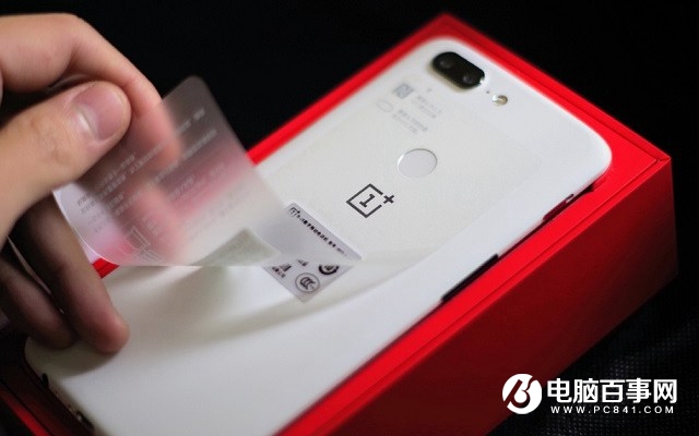 讓人愛不釋手!一加5T砂巖白限量版開箱圖賞