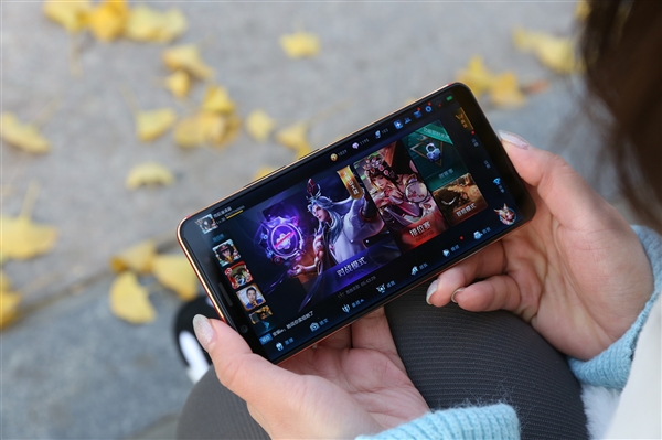 男子車禍受傷打《王者榮耀》止痛 網友:輸了是不是更痛?