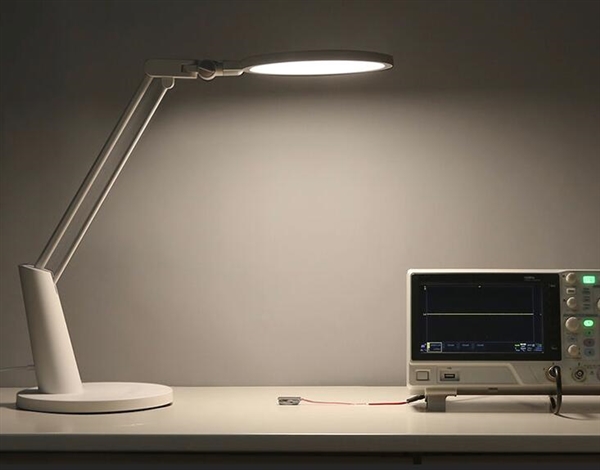 小米眾籌Yeelight智能護(hù)眼臺(tái)燈在京東首發(fā) 499元。