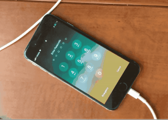 黑客找到iOS 11鎖屏密碼漏洞:連接數據線暴力破解