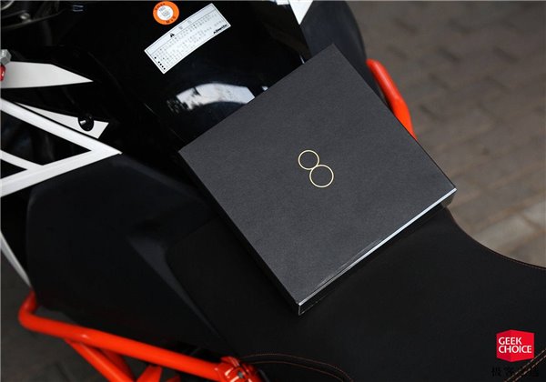 小米8透明探索版上手：最酷的小米手機