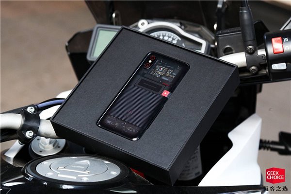 小米8透明探索版上手：最酷的小米手機