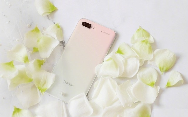 榮耀10GT鈴蘭白圖賞 外觀簡約時尚,顏值高