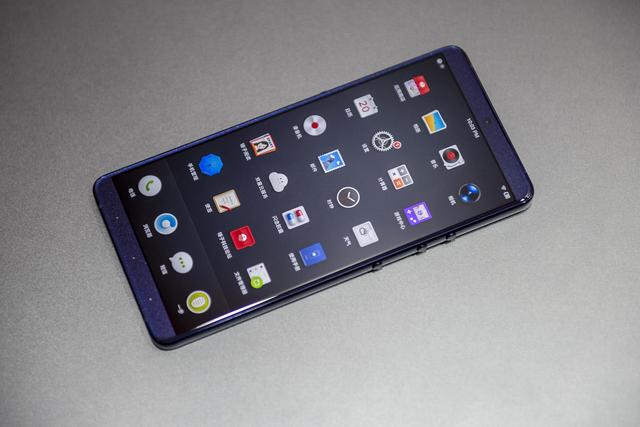 堅(jiān)果Pro2S真機(jī)圖賞 機(jī)身更加纖薄炫酷 比小米8SE便宜1塊錢