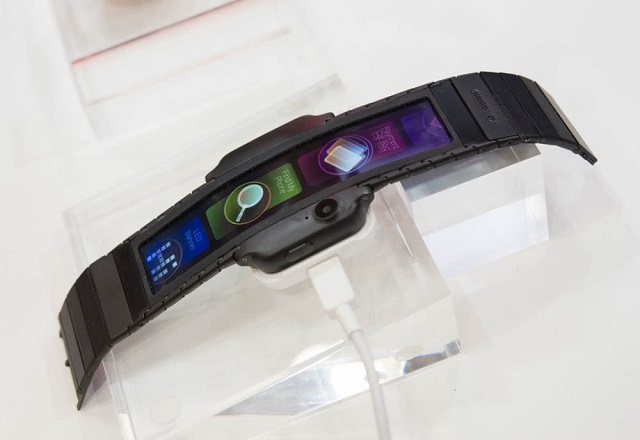 努比亞Alpha手表手機亮相：柔性屏幕 設(shè)計前衛(wèi)