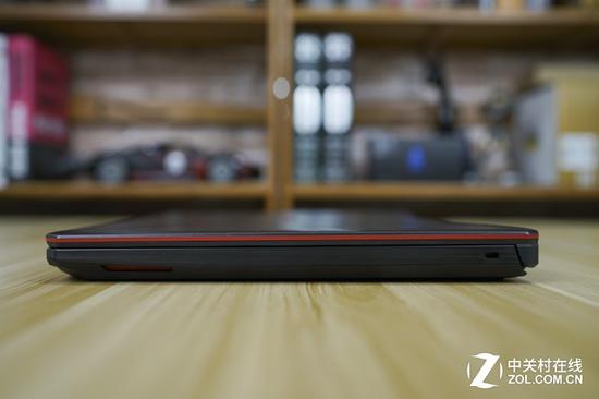 機(jī)身右側(cè)