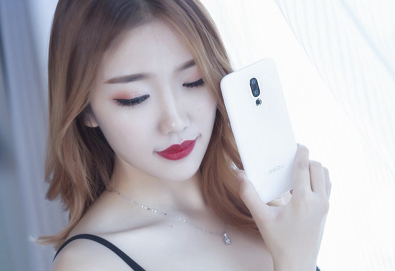 魅族16X汝窯白美女圖賞:網友直呼手機真美,人更美!
