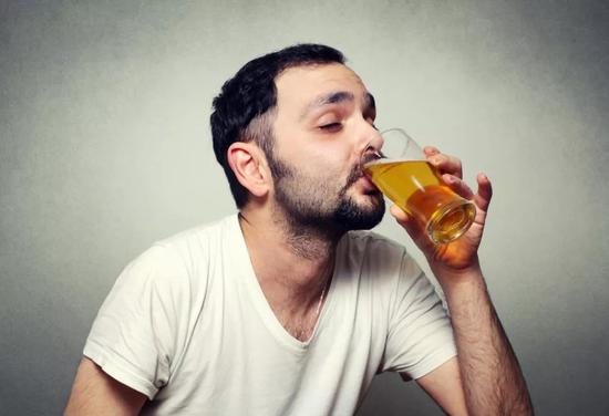 喝口啤酒壓壓驚。圖片來源:圖蟲創(chuàng)意