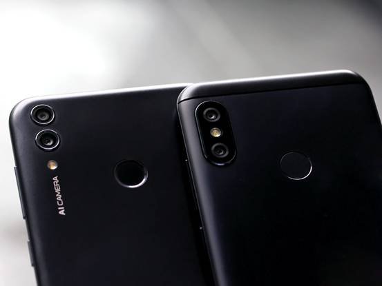 紅米6 Pro與榮耀暢玩8C對比評測：誰是最強中低端手機？