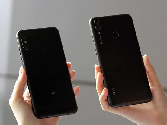 I紅米6 Pro與榮耀暢玩8C對比評測：誰是最強中低端手機？