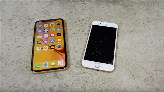 蘋果iPhone XR手機跌落測試:比起XS來果然差遠了
