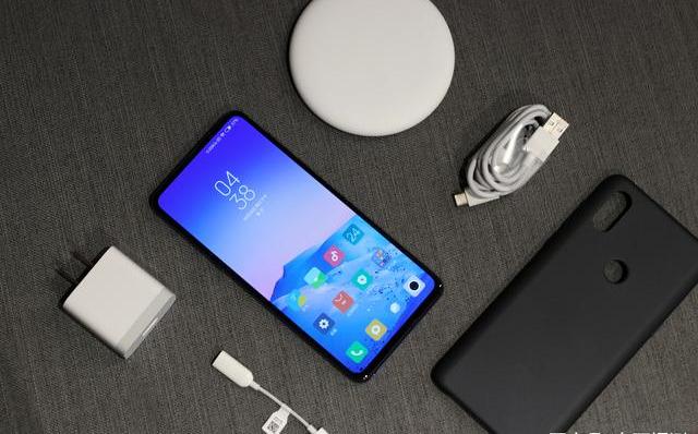 小米MIX3寶石藍真機圖賞:彩色陶瓷機身+磁動力滑蓋全面屏