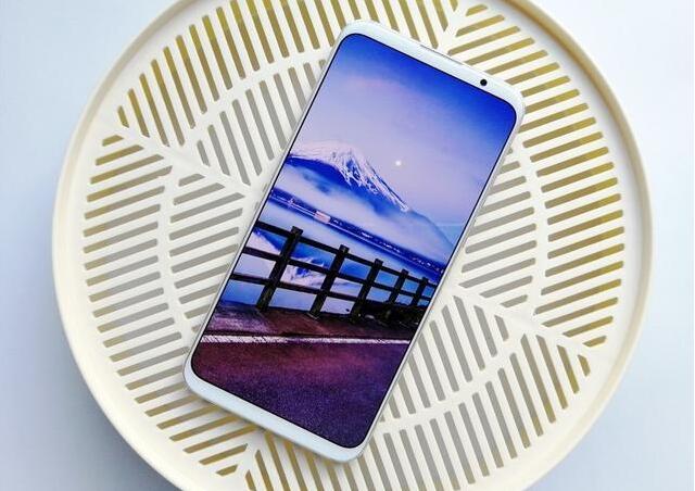 2018年4款最美全屏手機推薦:即不是海屏也不是水滴屏