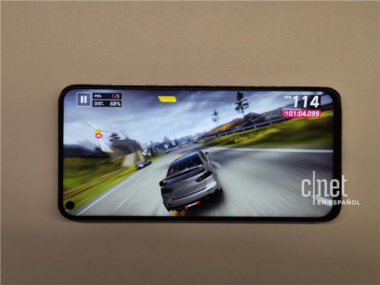 華為nova 4真機(jī)上手體驗(yàn):屏幕打孔設(shè)計(jì) 屏占比高達(dá)91.8%