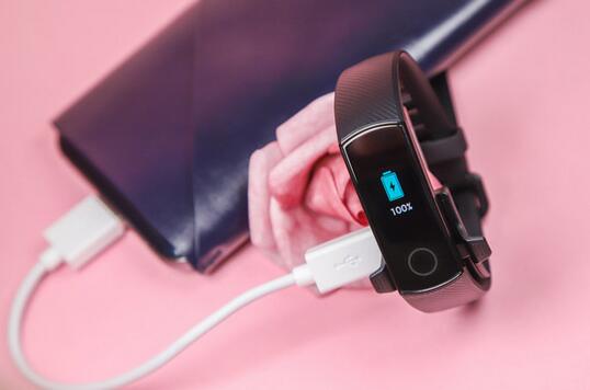 榮耀手環4如何充電?