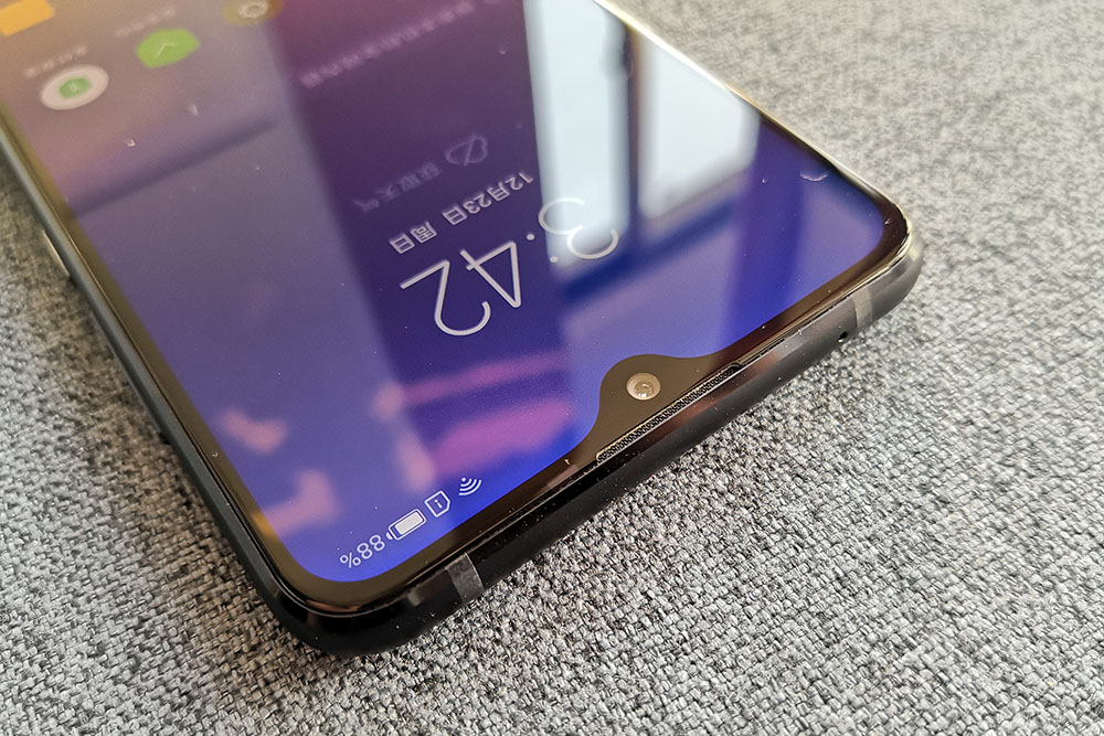 聯想Z5s星夜灰開箱圖賞:驍龍710+水滴式全面屏 藏不住的美!