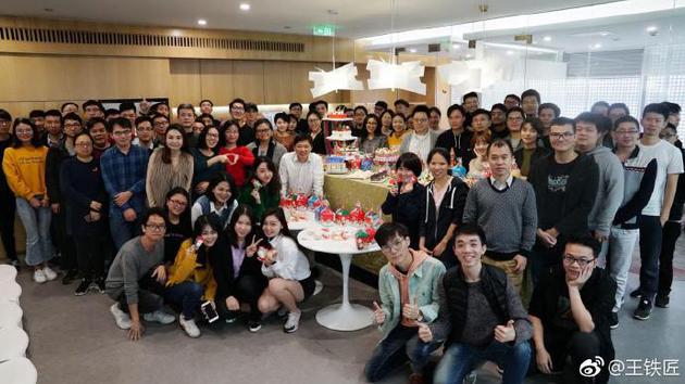 快播創(chuàng)始人王欣曬新團(tuán)隊(duì)合照:未來一年將陸續(xù)推出新產(chǎn)品