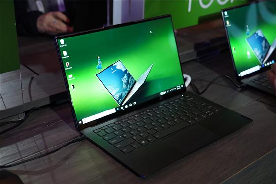 聯想發布YOGA S940智能筆記本:全球首款3D玻璃筆記本!