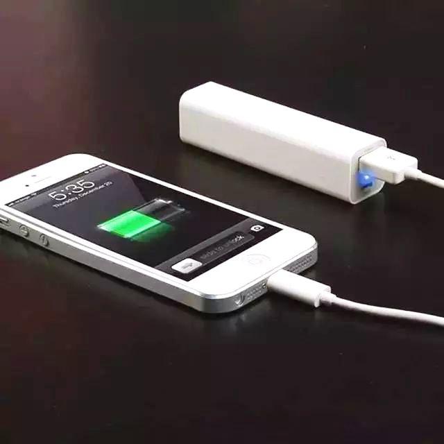 手機充完電要拔掉充電器嗎?手機充完電后先拔手機還是充電器