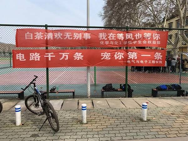 各大高校開始女生節(jié)條幅大戰(zhàn) 網(wǎng)友:果然是別人家的大學(xué)