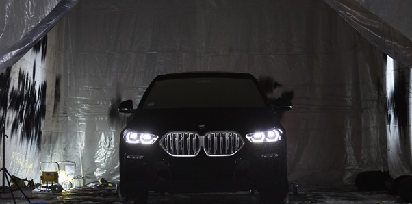 如同黑洞一般黑!世界首輛最黑材料涂裝寶馬X6公開
