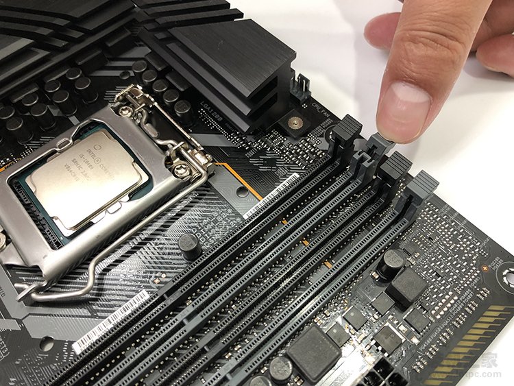 臺式電腦內存條怎么安裝?臺式機雙通道內存安裝圖解方法教程